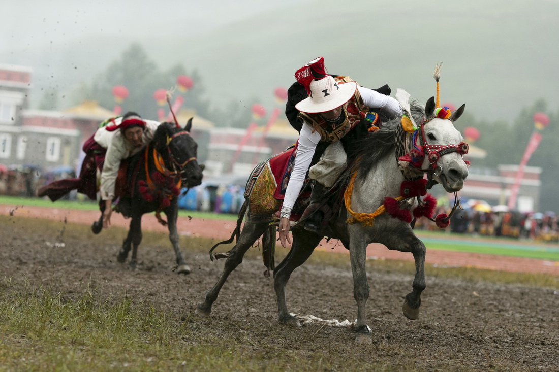 青海玉樹賽馬節活動開幕