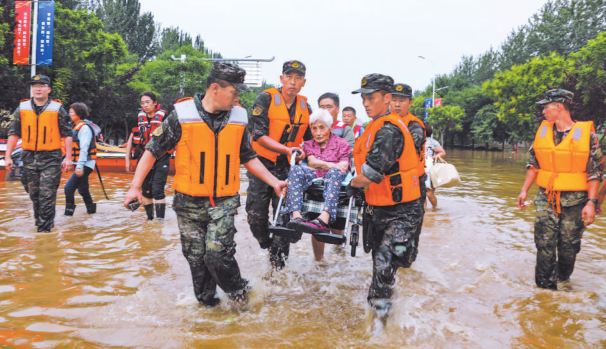 八月四日，武警河北总队官兵转移受困群众。新华社发