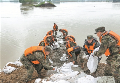 上图：8月12日，第78集团军某旅官兵在吉林省拉林河扶余段封堵溃坝决口。特约记者 张永进摄