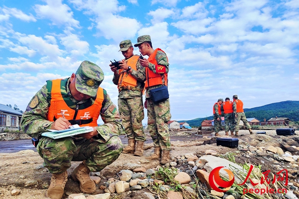 8月8日，北部战区陆军某旅官兵在黑龙江省牡丹江市宁安市镜泊湖区域利用无人机侦搜被困群众。任家宝 摄