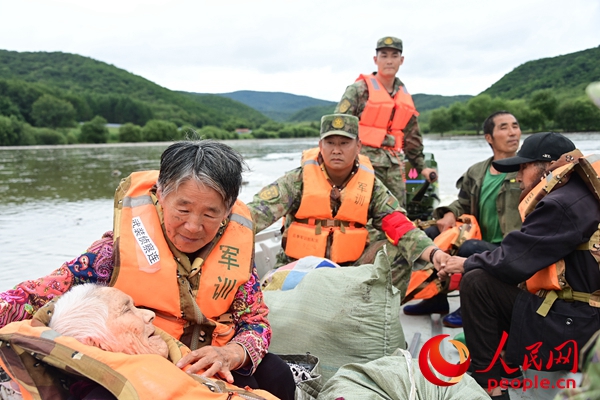 8月10日，北部战区陆军某旅在黑龙江省宁安市高丽房沟附近村庄转移受困群众。任家宝 摄