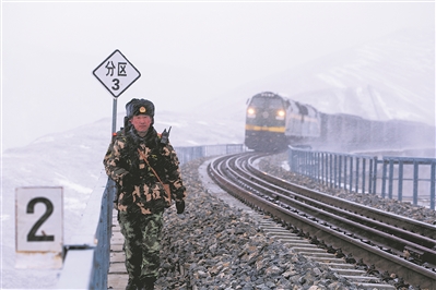 2017年5月，楊富祥迎著風雪走在巡邏路上。史彥賓攝