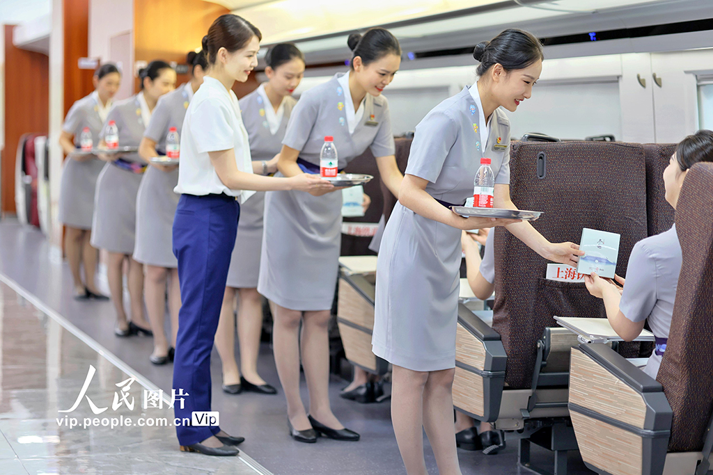 浙江杭州：復興號亞運智能動車組列車專班乘務員服飾首次亮相