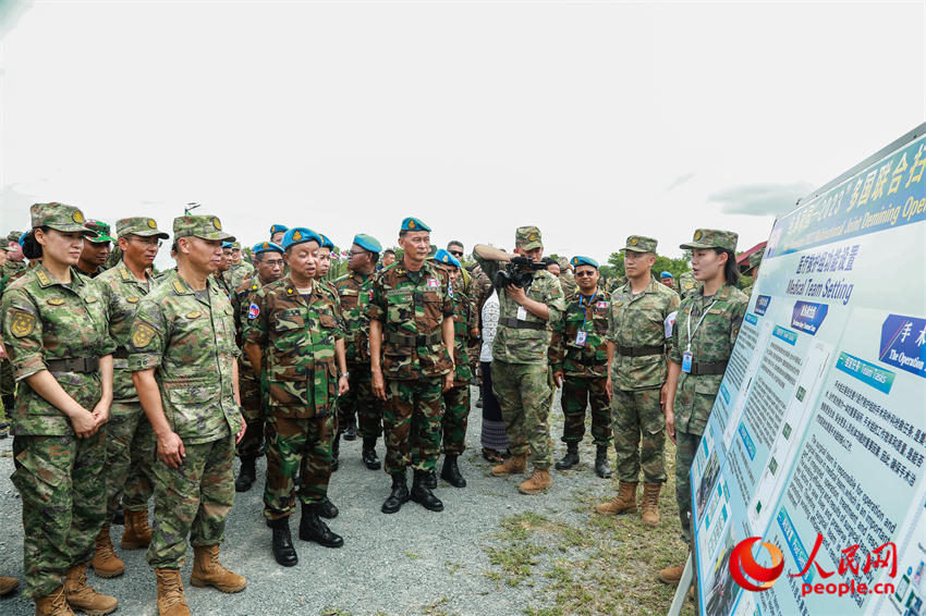 多國官兵參觀中方醫療救護場地。