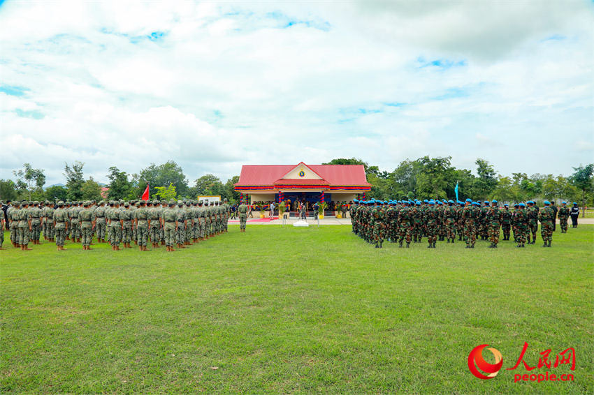 啟動儀式現場，參加行動的多國官兵整齊列隊。