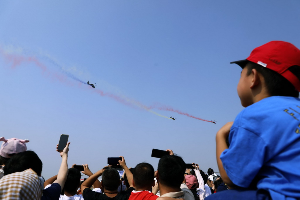 第六屆中國天津國際直升機博覽會迎來首個公眾開放日 