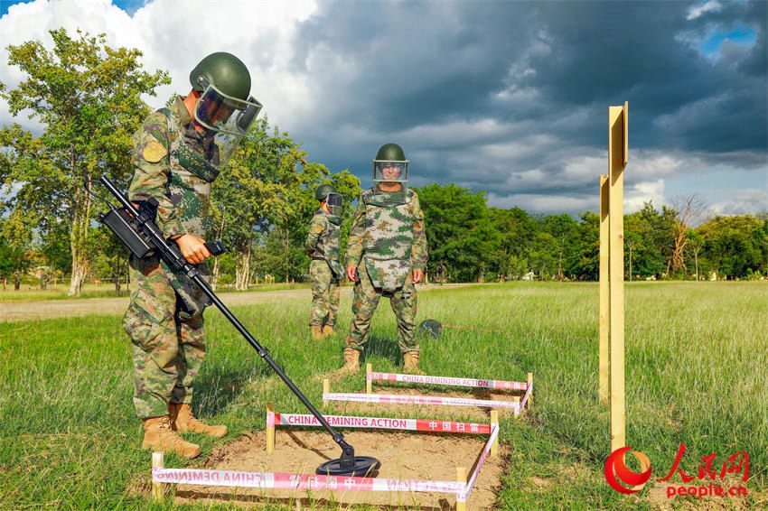 中方任务分队教练员为外军演示扫雷行动实兵综合演练。