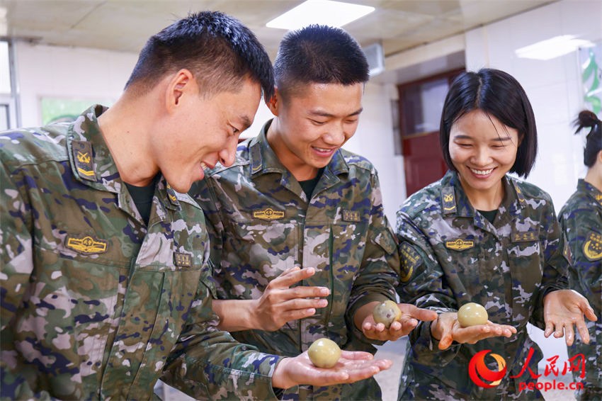 官兵们学习制作月饼。
