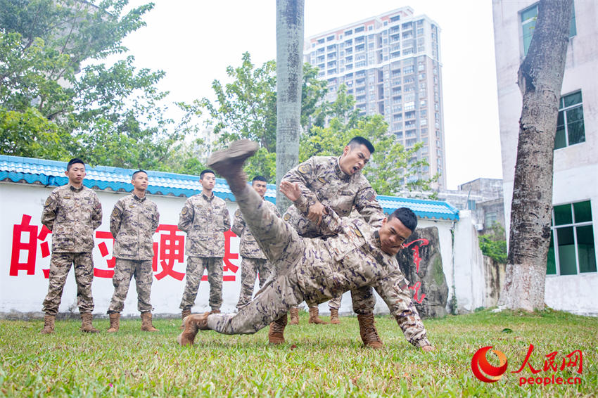 進行擒敵對抗訓練。