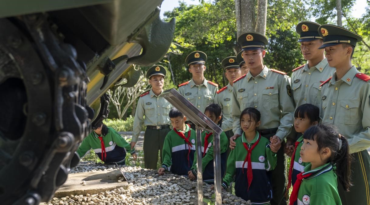 参观纪念园装备展示区时，官兵为小学生介绍装备型号性能。（人民网记者 唐宋 摄）