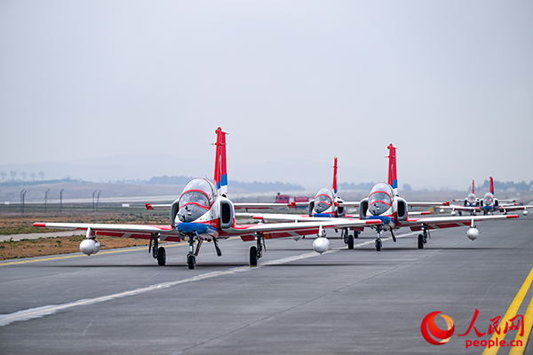 空军“红鹰”飞行表演队在西南某机场准备起飞。郭耀徽摄