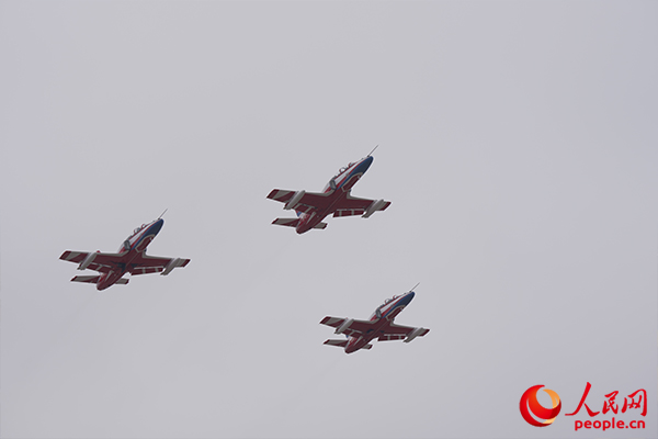 空軍“紅鷹”飛行表演隊在西南某機場分批起飛。王國雲攝