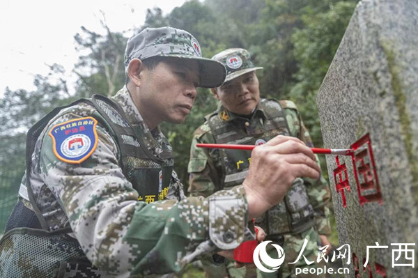 大新县第二巡边大队的护边员给界碑描红
。</p><p style=