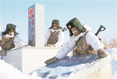 巡逻途中官兵清理界碑附近积雪。 张永进摄