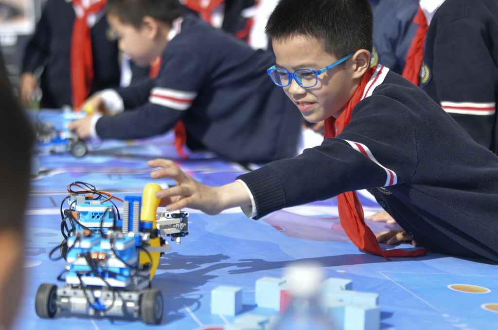 Urumqi: Wisdom and scientific innovation light up childlike innocence