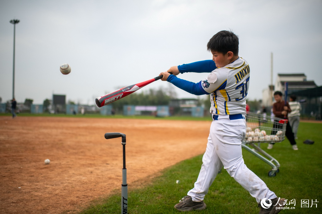  Pinghu, Zhejiang Province: A baseball teenager in the countryside