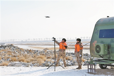 民兵防凌爆破分队操作无人机实时传输现场视频，指挥调度、”</p><p style=