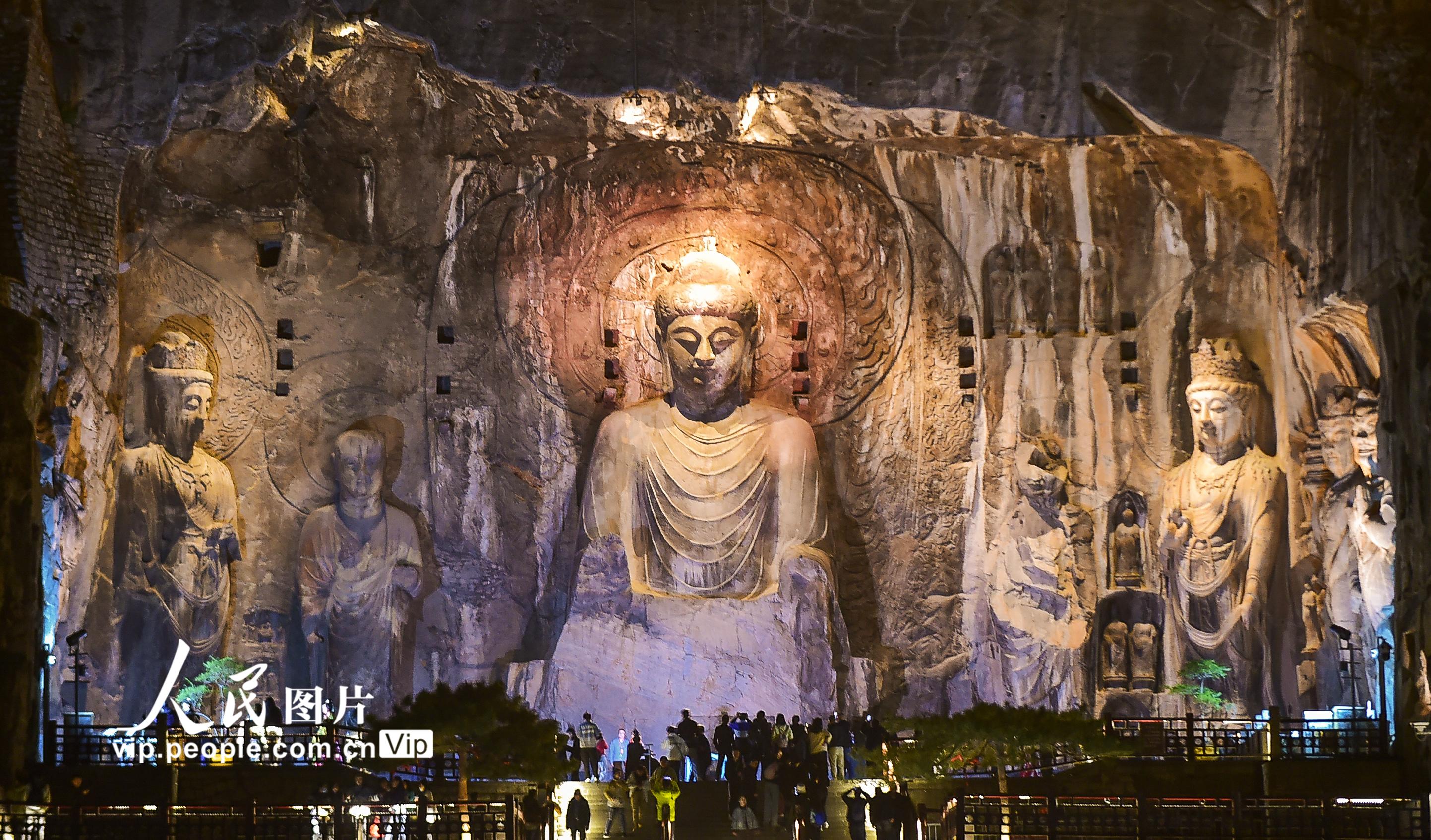  The "Night Tour" of Longmen Grottoes in Luoyang, Henan