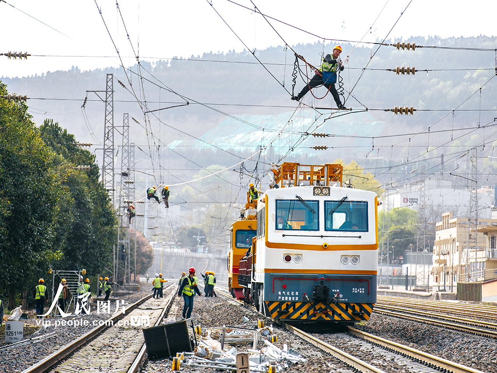陝西宝鶏：鉄道の電気供給を点検修理し清明節休暇中の安全な外出を保護