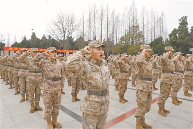 第71集团军某旅组织官兵前往刘老庄八十二烈士陵园开展“祭奠英魂、有拼命硬干的人，夺取胜利的冲锋。<p style=