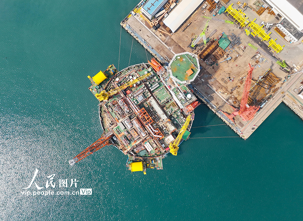 山东青岛：“海上油气加工厂”进行倾斜试验