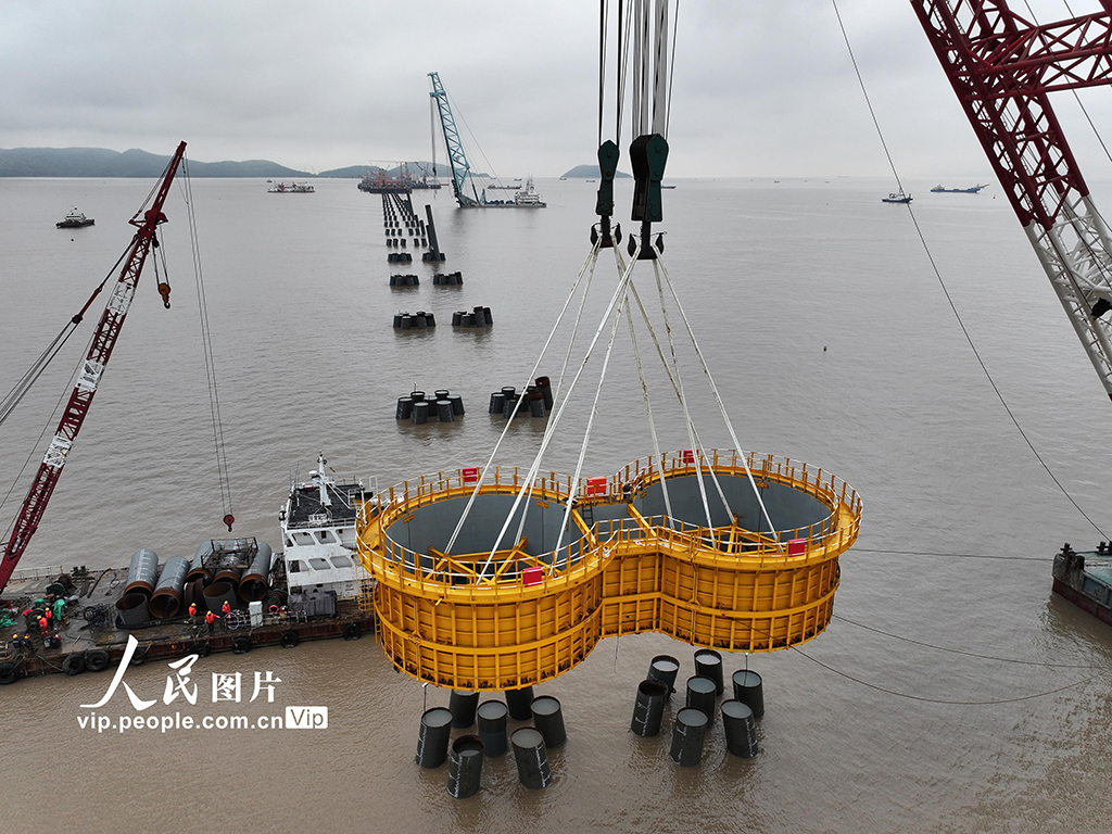 浙江舟山：青龙门特大桥西引桥首个钢吊箱成功下放