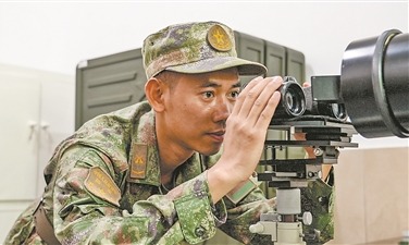 第73集团军某旅“模范修理连”官兵参加训练保障任务。周新涛摄