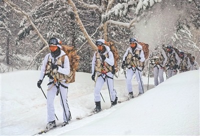 上圖：初春時節，第78集團軍某旅官兵在雪原深處進行滑雪行軍訓練。任佳寶攝