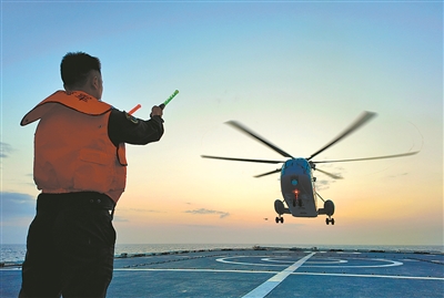 图②：引导员指挥直升机着舰
。（杨凯祥、雷达战位发现目标踪迹，