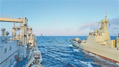 图④	
：开展海上横向补给训练	。深处各战位协同配合测报“浮雷”位置。练补
