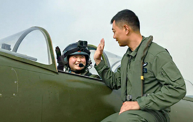 海军首批舰载机女飞行学员完成首次单飞