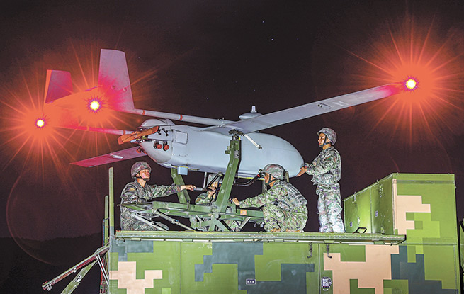 陆军某旅无人机分队紧贴实战，在野外地域开展侦察训练