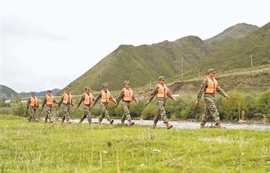 甘肅省甘南軍分區生態巡護隊隊員正在執行草場巡護任務。索南草 攝