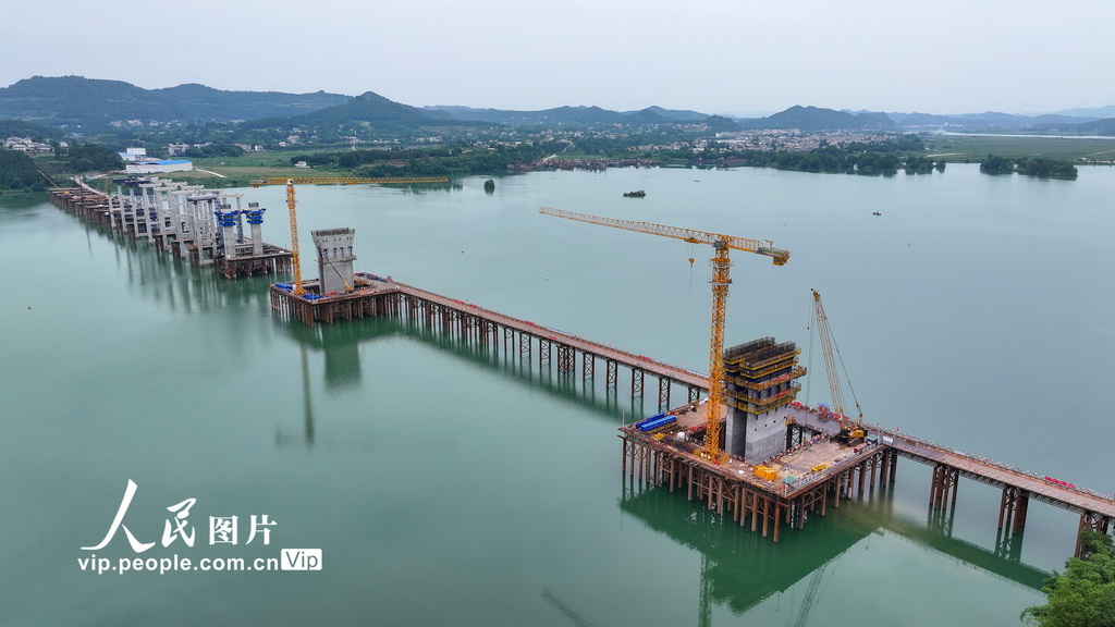 四川閬中：閬營高速嘉陵江特大橋主墩墩柱施工完成
