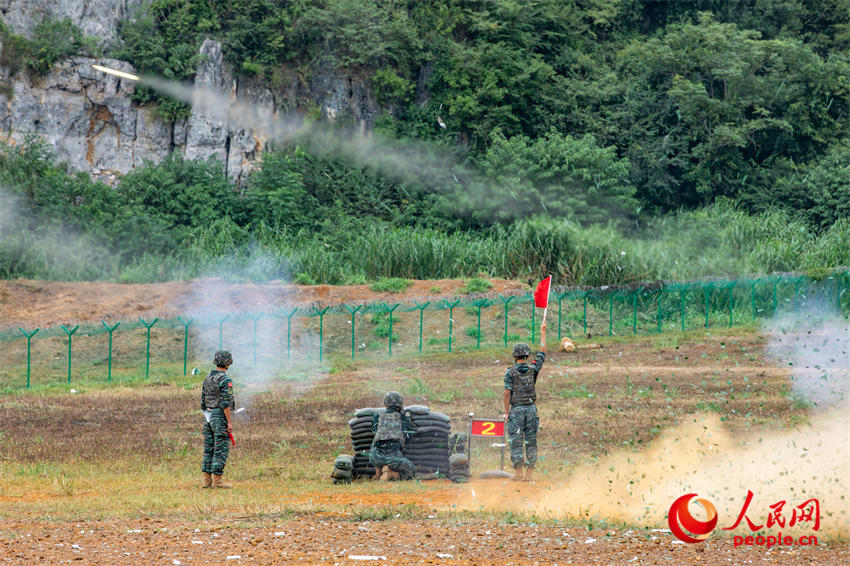 重火器操作手進行單兵火箭筒實彈射擊。