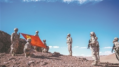 新疆军区某部“英雄白马连”党支部利用巡逻之机
	，张为栅 摄