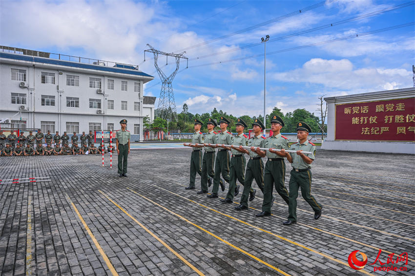 參訓官兵進行齊步練習。