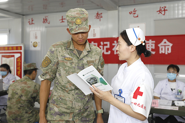 融通医疗健康连云港一四九医院医护人员为官兵讲解如何预防训练伤。徐川 摄