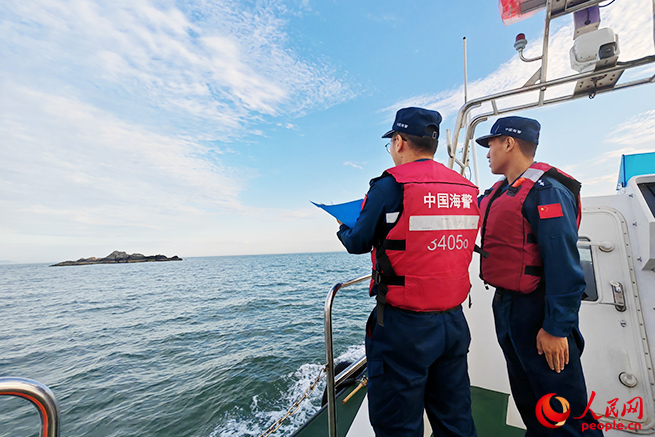 山东烟台海警局长岛工作站执法员在辖区海域巡查海岛。卢煜萱 摄