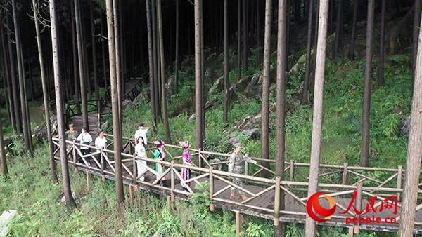 北川中队“红肩章宣讲队”向村民们宣讲生态旅游、生态保护的理念。杨闽 摄