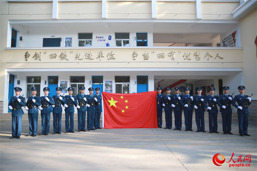 空軍官兵與國旗合影。