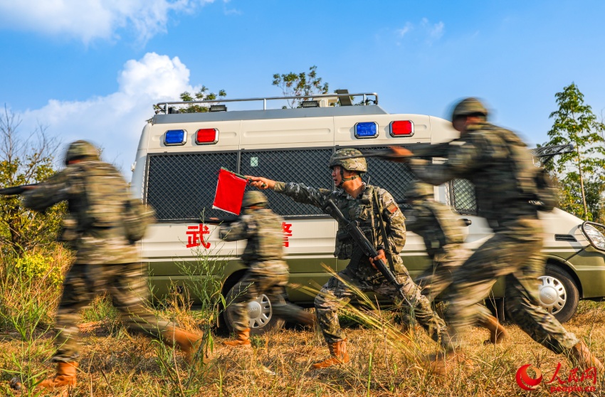 武警官兵练指挥练技能。