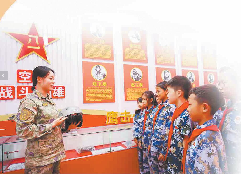 空軍某部官兵邀請滇東某縣先鋒小學師生來到部隊參觀，為學生介紹空軍發展歷程、講述空軍英模故事。黃道強攝