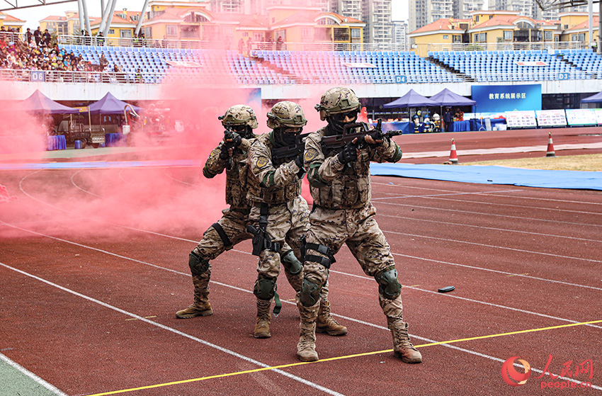 武警官兵搜索前进。