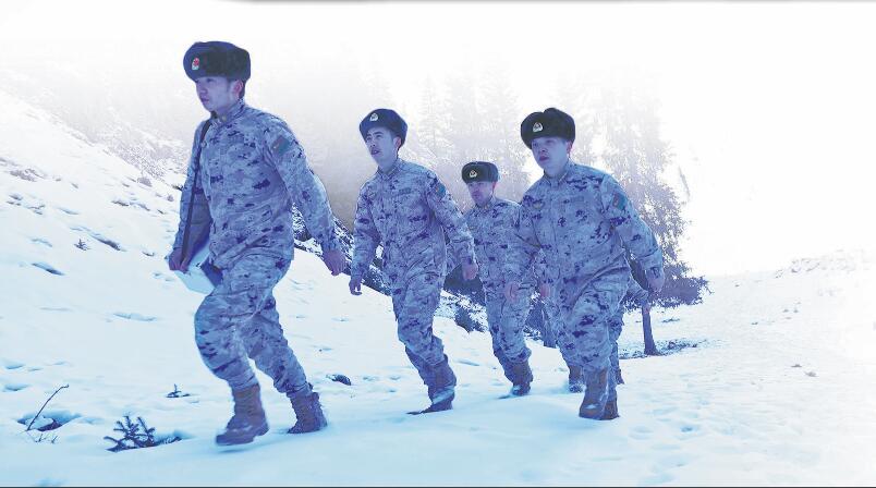 “爱心服务队”官兵在走访路上。