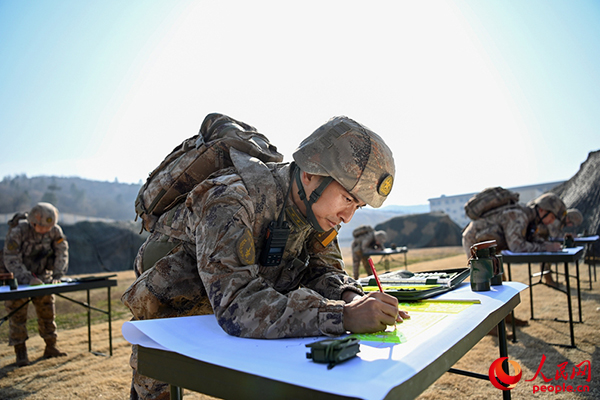 張平坤參加軍事比武考核。劉明鬆攝