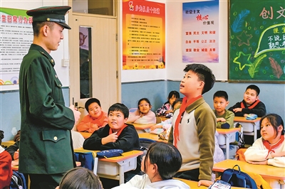 第62个学雷锋纪念日到来之际，第82集团军某旅官兵来到驻地小学宣讲雷锋精神。 王仕亚摄