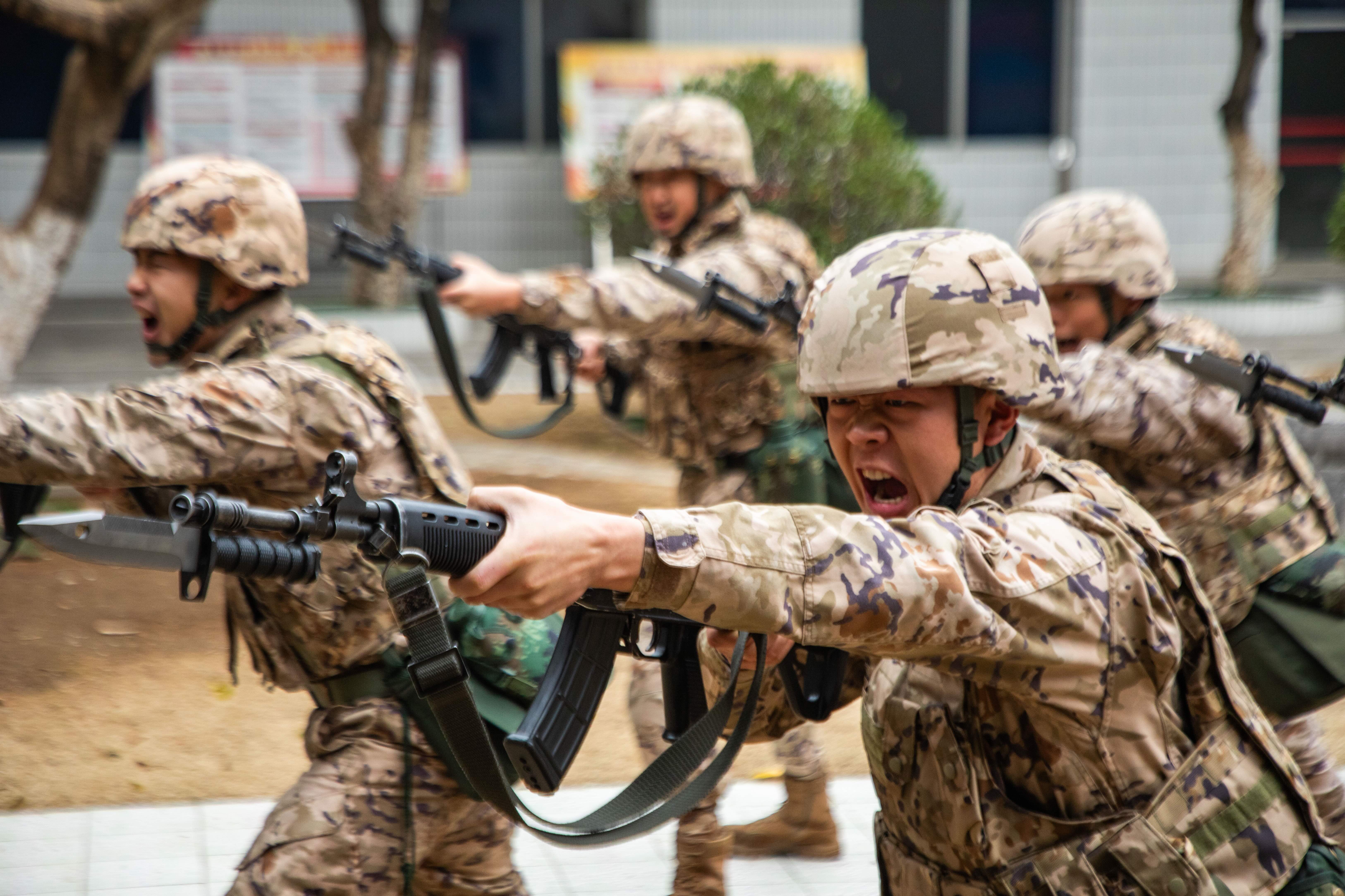 連日來，武警廣西總隊桂林支隊組織體能強化訓練。圖為戰士正在進行刺殺訓練。施晨洲攝