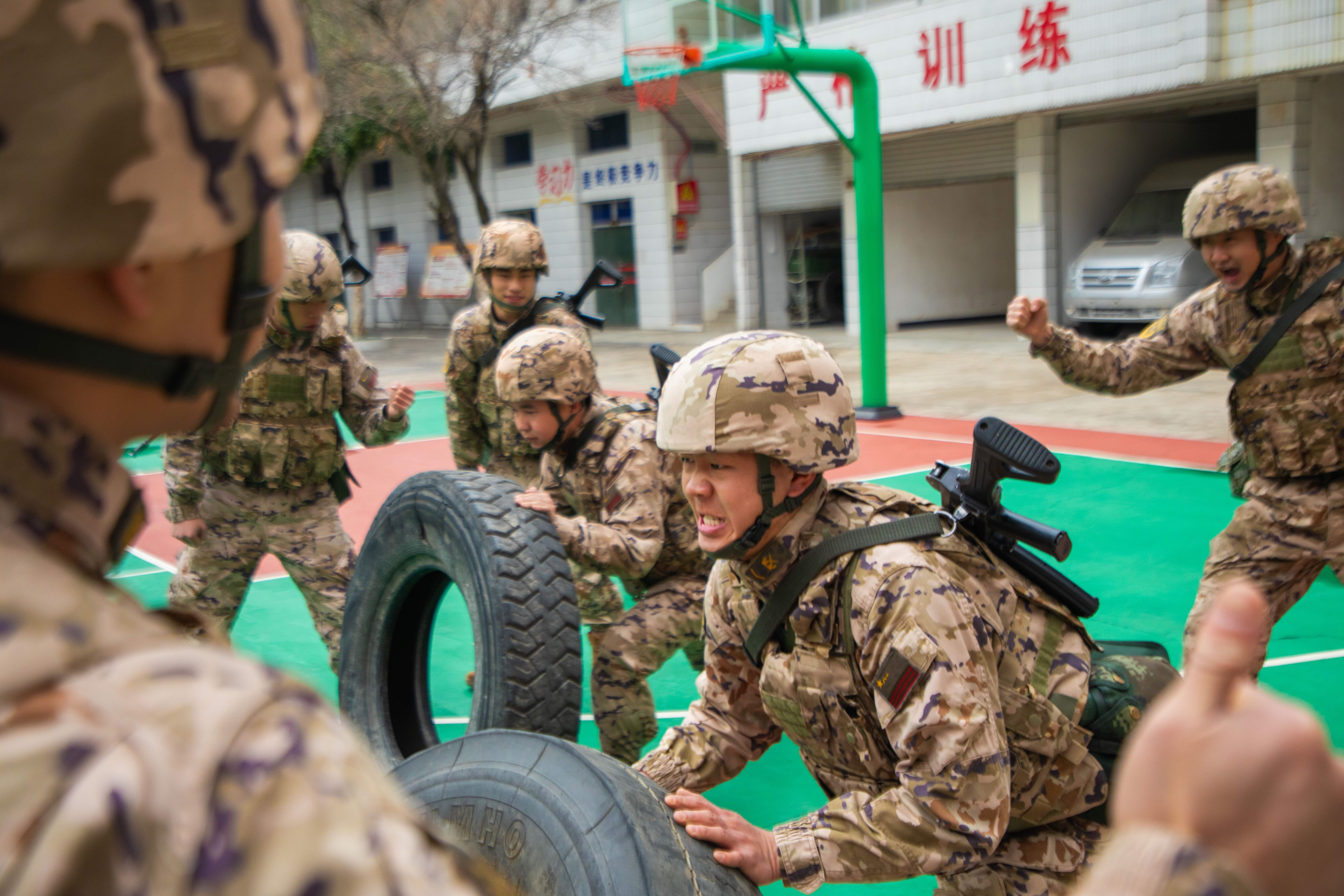 連日來，武警廣西總隊桂林支隊組織體能強化訓練。圖為戰士進行翻輪胎比賽。施晨洲攝