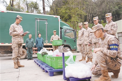  陸軍某基地副食品集配中心驗收發放駐訓部隊供應物資。滕召森攝